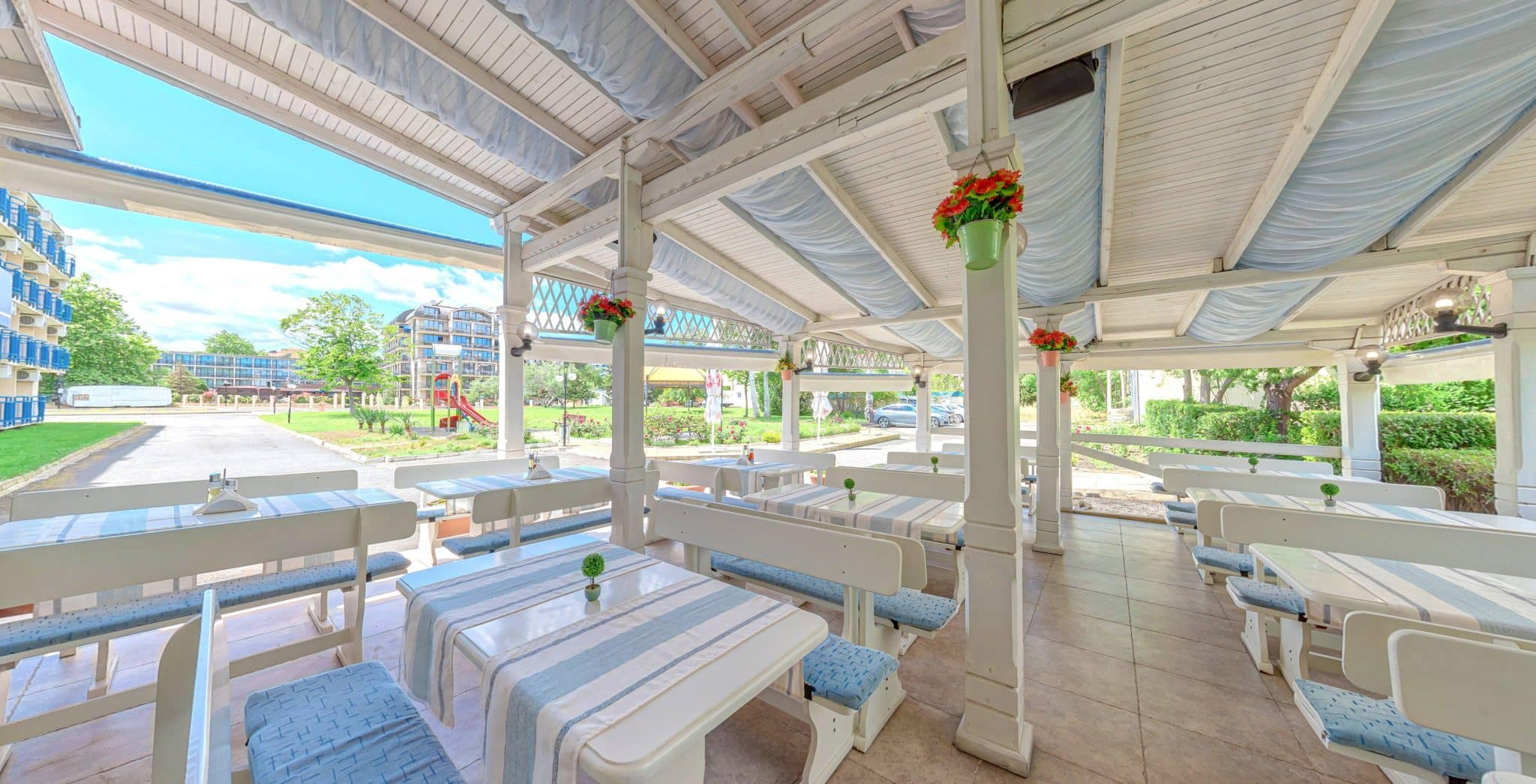 Hotel Pliska-Terasa restorana.jpg