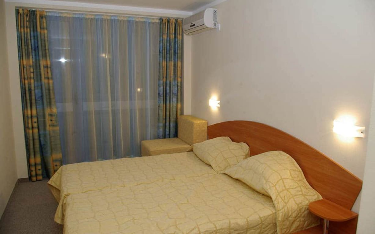 Pliska Hotel-Standardna soba pogled basta.jpg