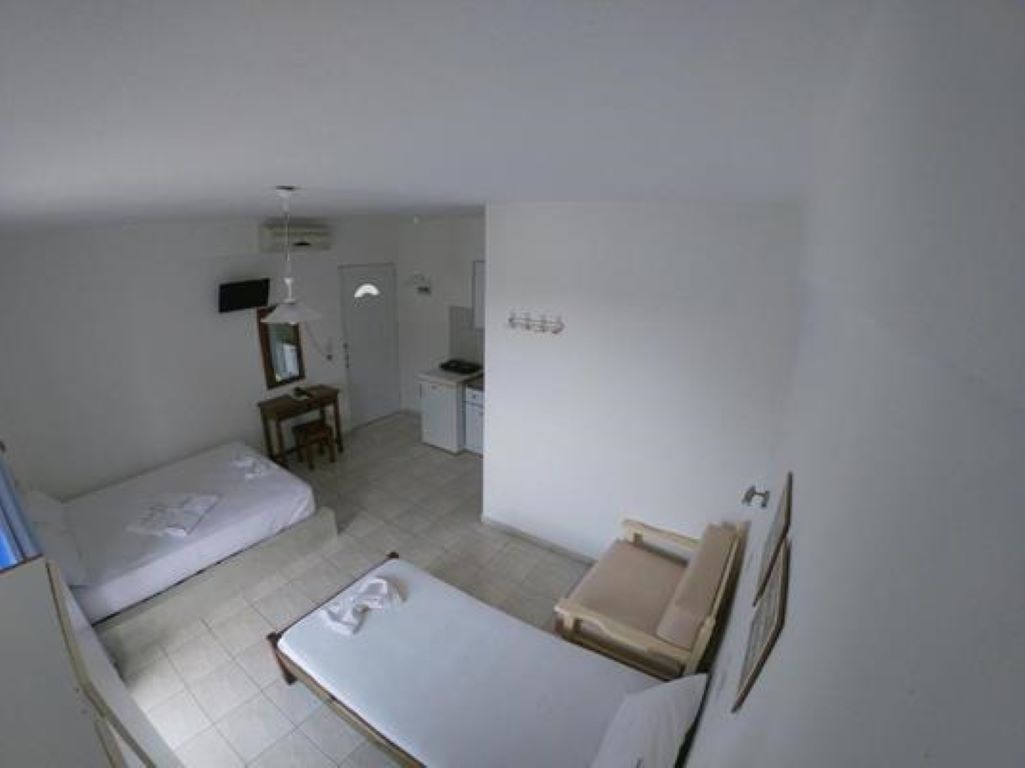Hotel Vamvinis - standard soba za tri osobe.jpg