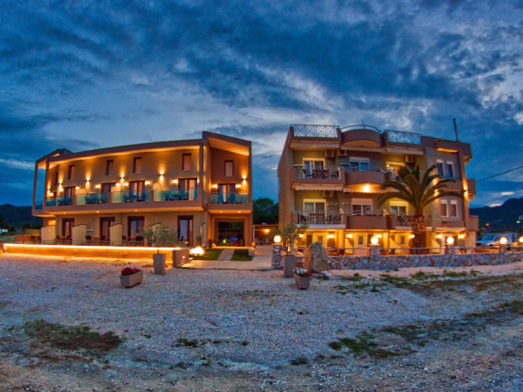 Vrahakia Hotel-Nocni izgled.jpg