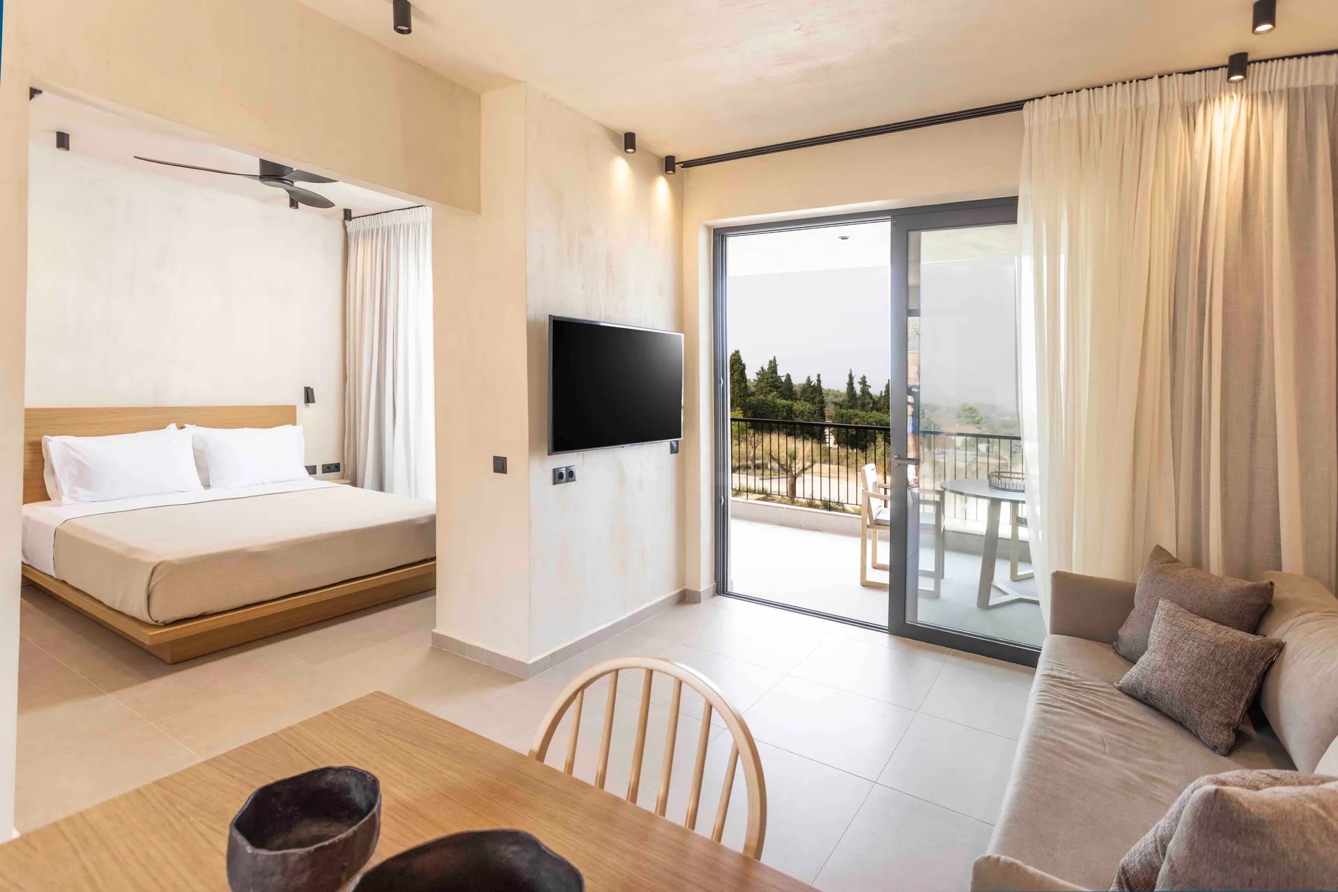 Pnoes Luxury Suites-Deluxe suite sa balkonom.jpg