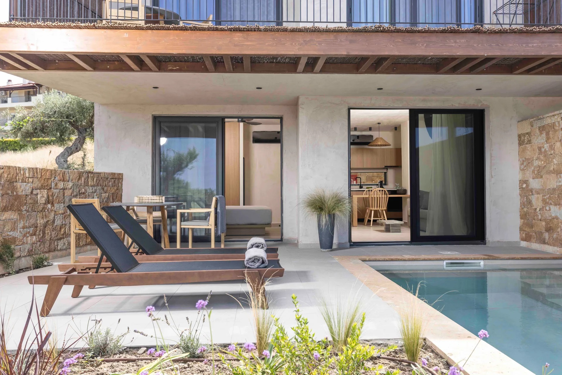 Pnoes Luxury Suites-Suite spolja.jpg
