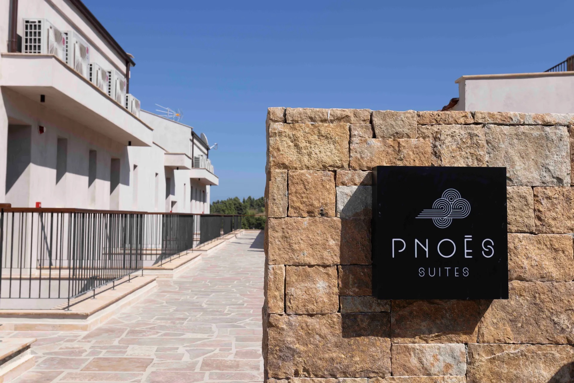 Pnoes Luxury Suites-Ulaz u hotel.jpg