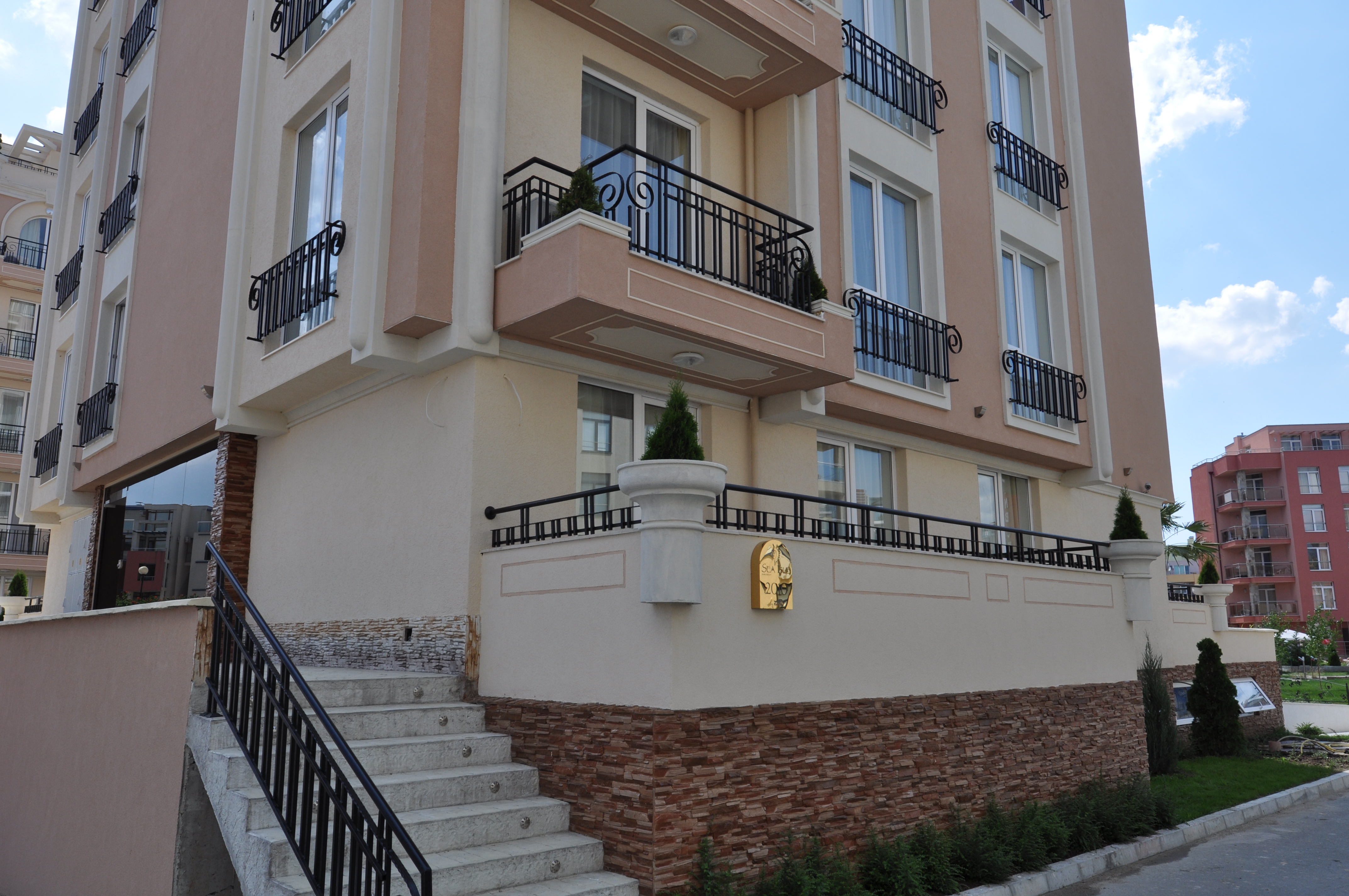 Holiday Complex Rainbow 4-Ulaz u hotel.JPG