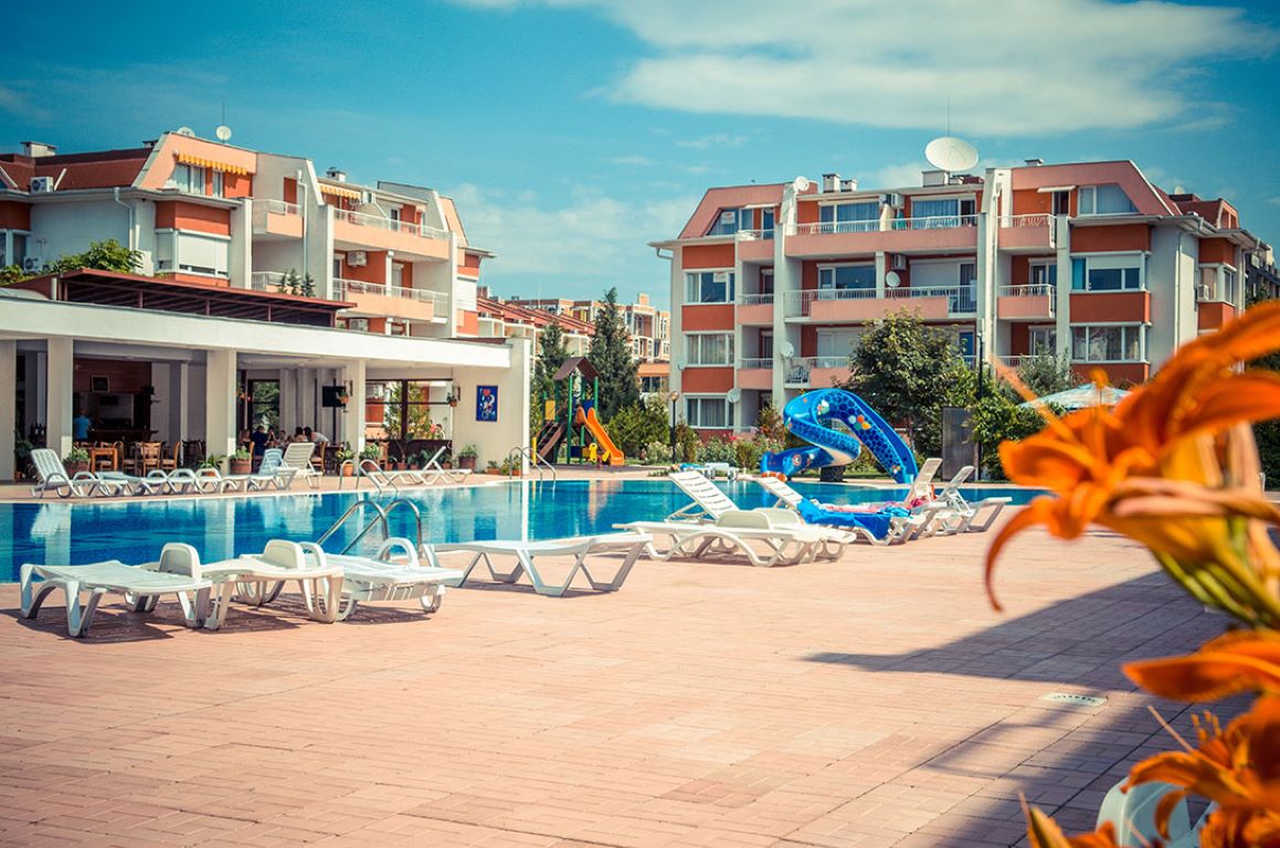 Sunny Beach Apart Hotel-Oblast oko bazena.jpg