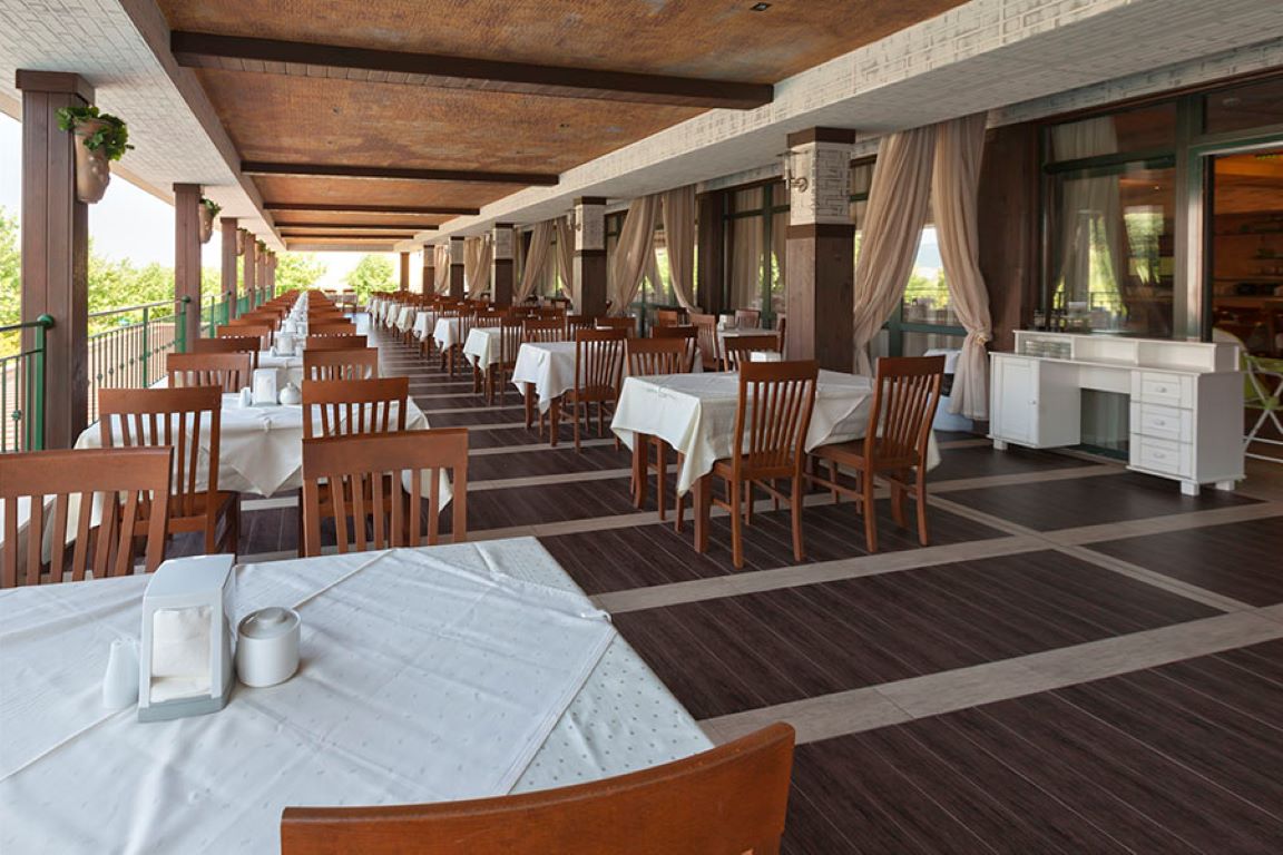Hotel Imperial Resort-Terasa restorana.jpg