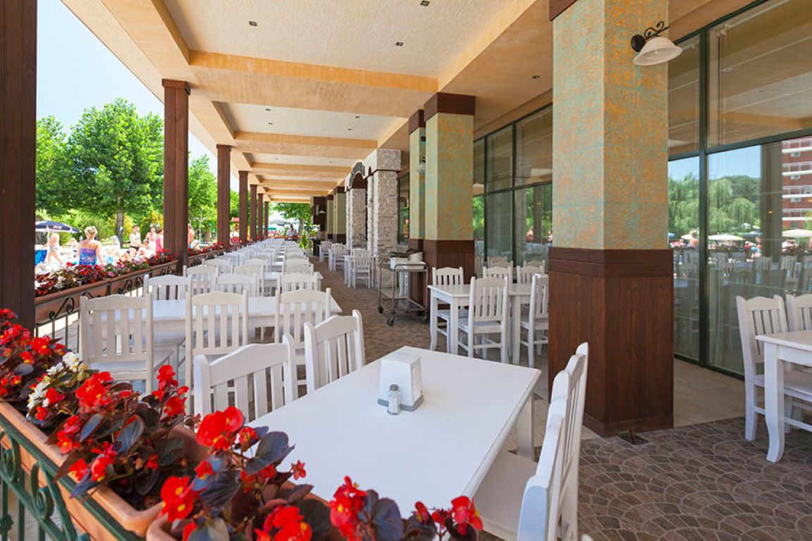 Imperial Resort Hotel-Terasa restorana.jpg