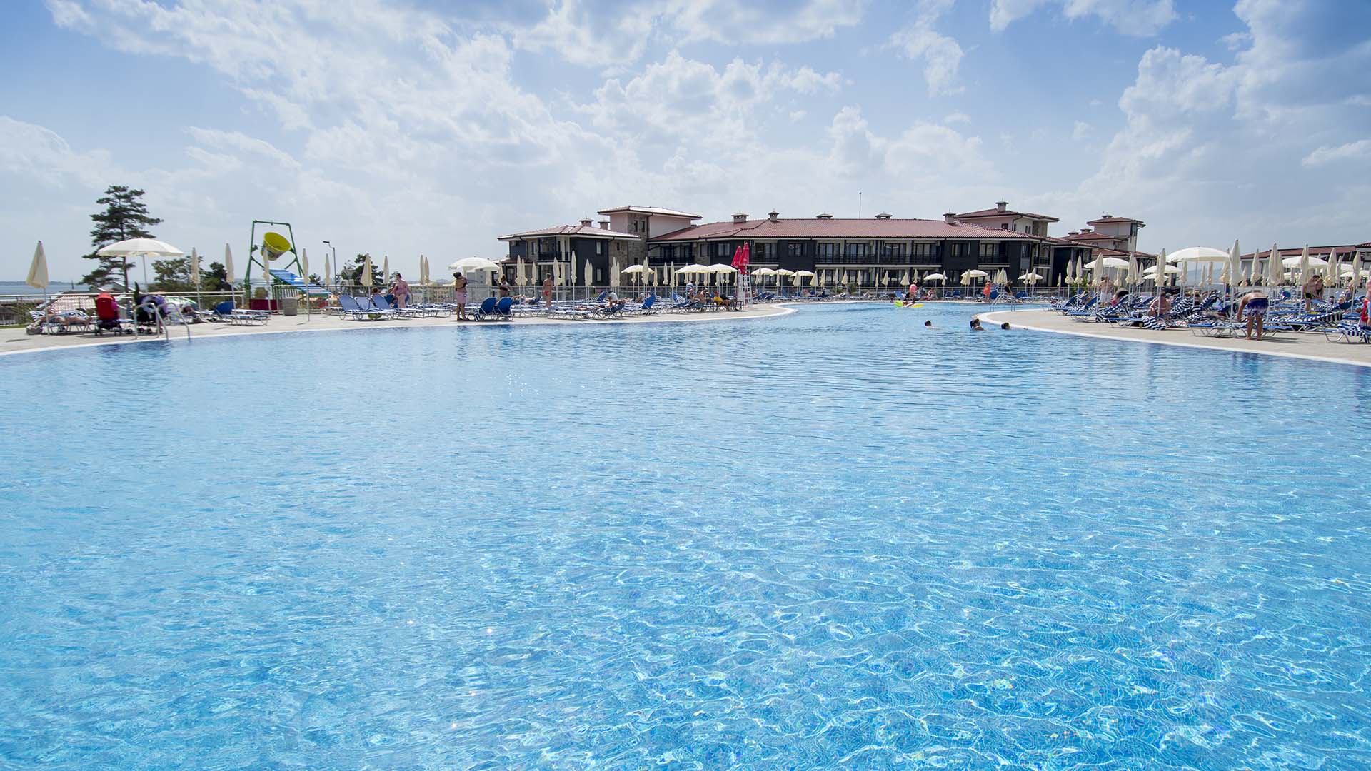 Nevis Resort Hotel-Bazen.jpg