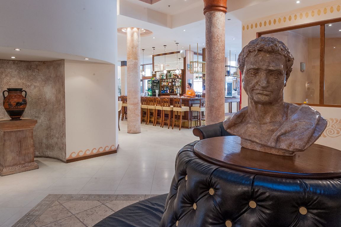 Hotel Poseidon-Lobby bar.jpg