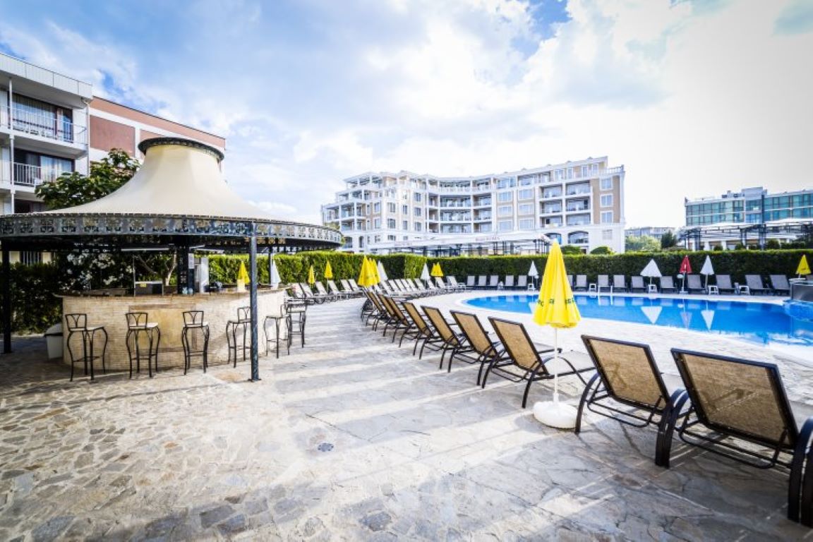 Kavkaz Hotel-Bar na bazenu.jpg