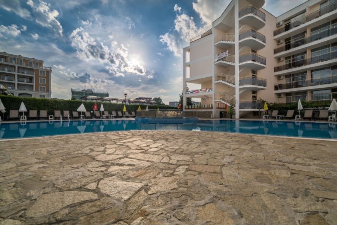 Kavkaz Hotel-Oblast oko bazena.jpg