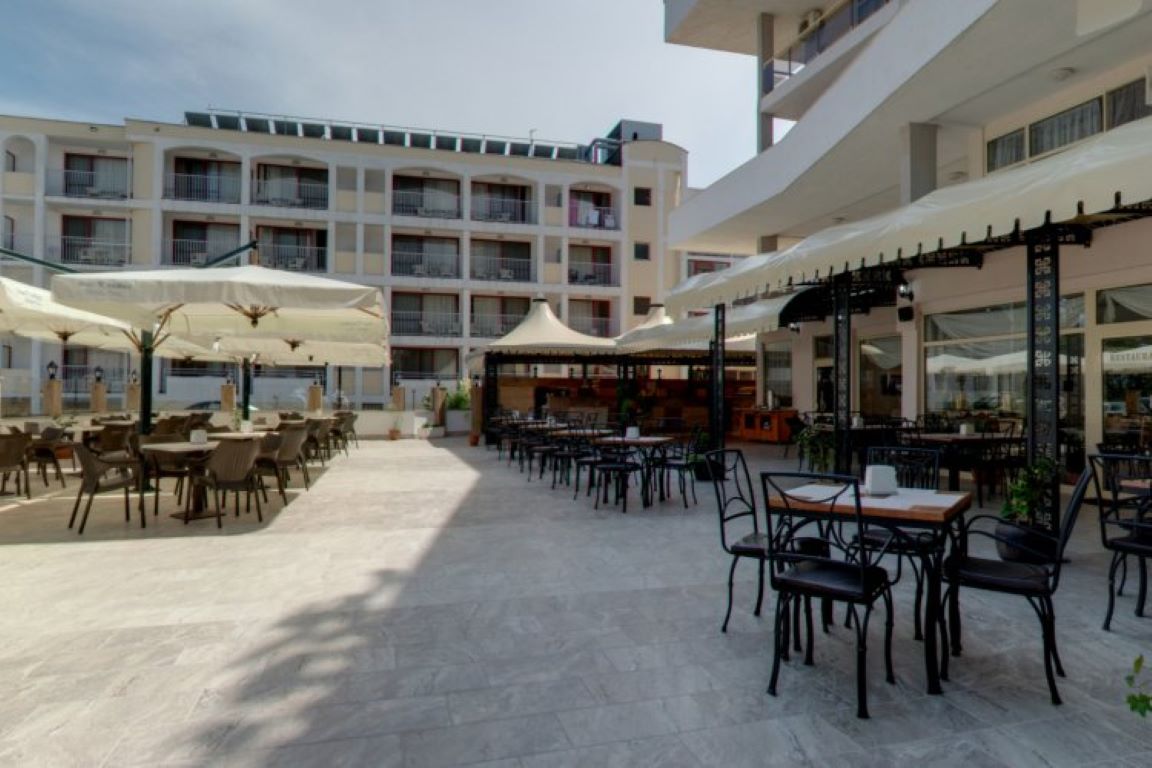 Kavkaz Hotel-Terasa restorana.jpg