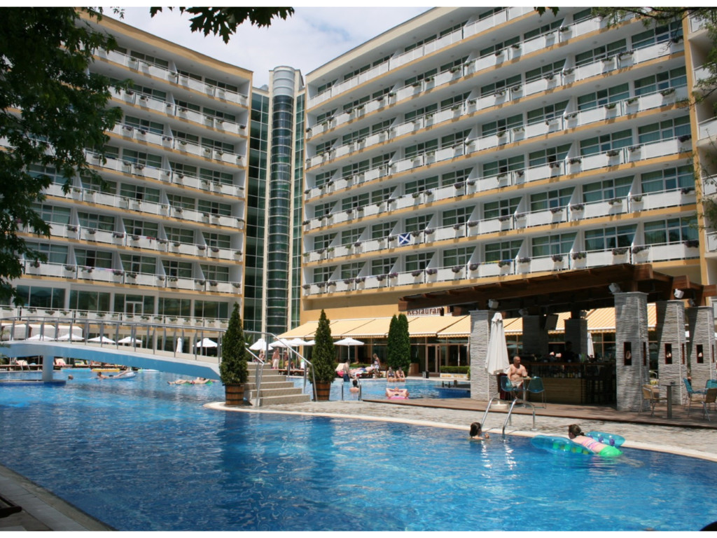 Grand Hotel Nirvana-Bazen.jpeg