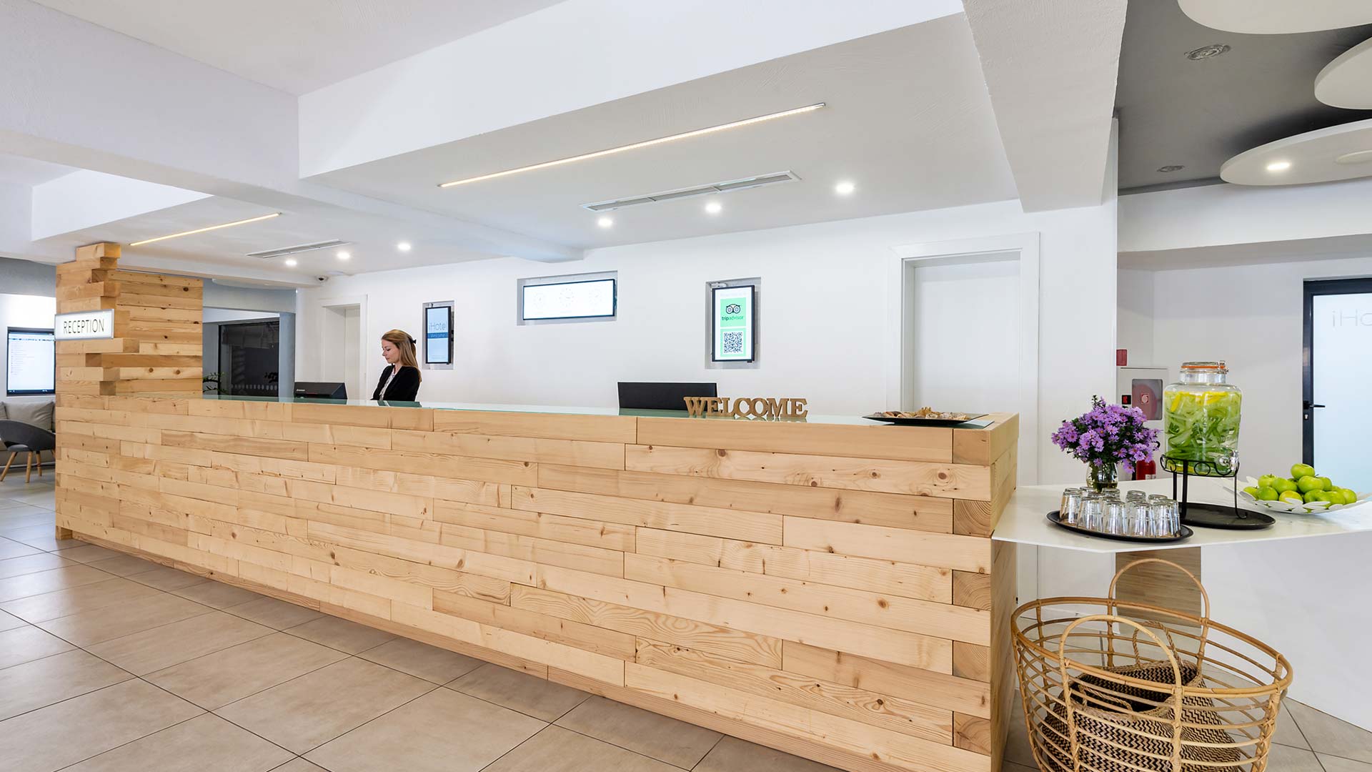 IHotel Hotel-Recepcija.jpg