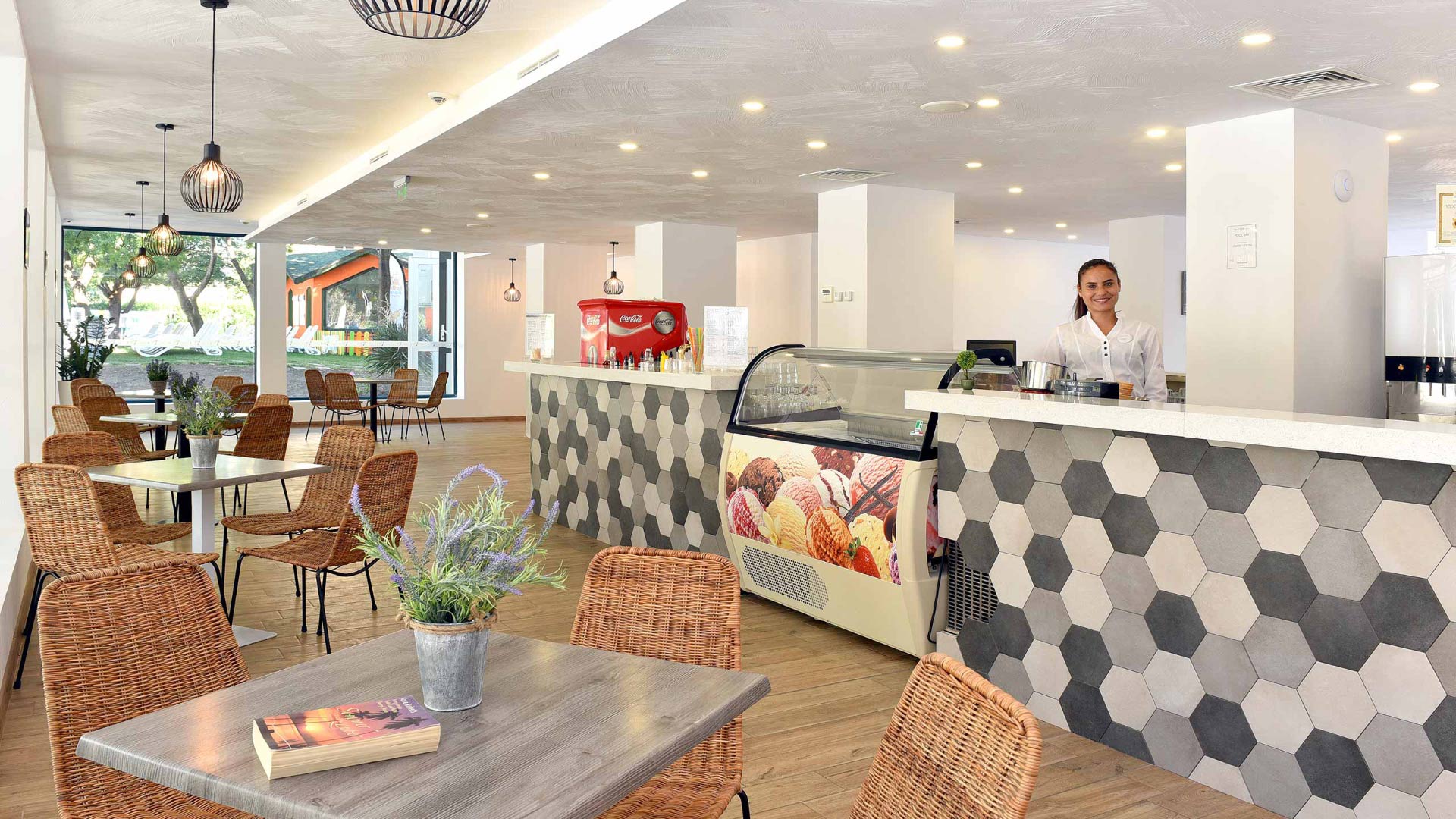 IHotel-Snek bar.jpg