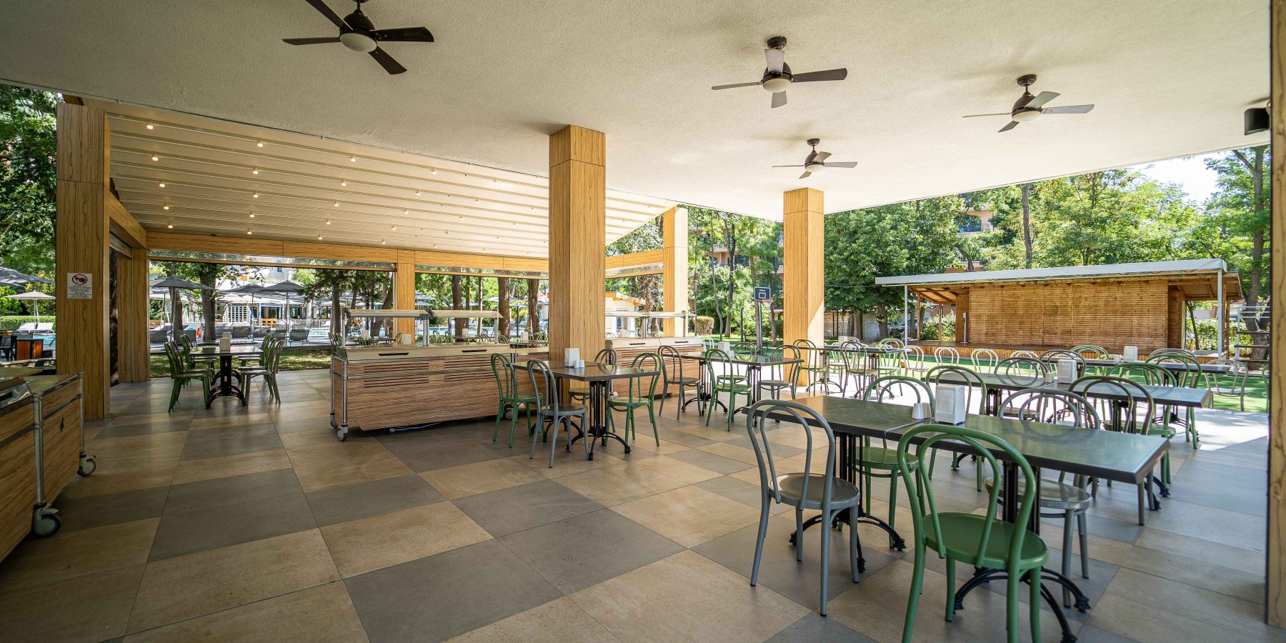 HVD Club Hotel Bor-Terasa restorana.jpg