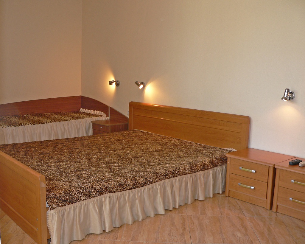 Victoria Sozopol Hotel-Trokrevetna soba.JPG
