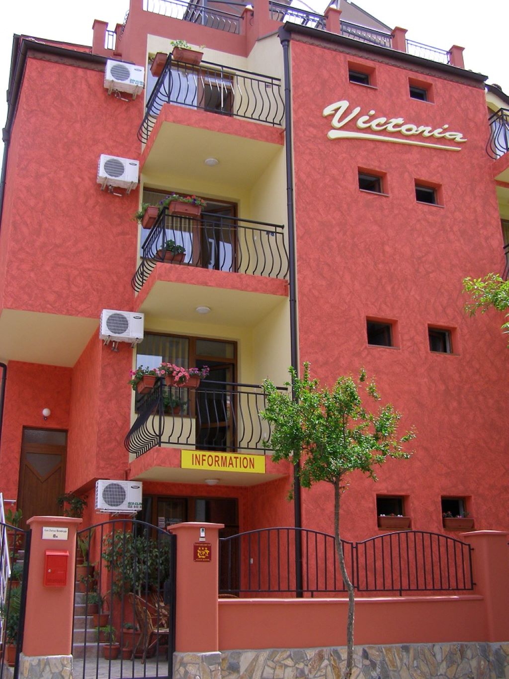 Victoria Sozopol-Zgrada hotela.jpg