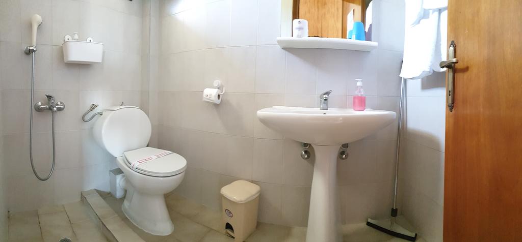 Hotel Ermioni bathroom.jpg