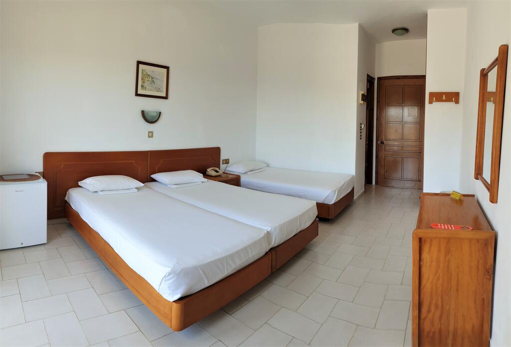 Hotel Ermioni room 1.jpg