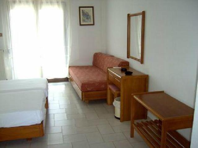 Hotel Ermioni room 3.jpg