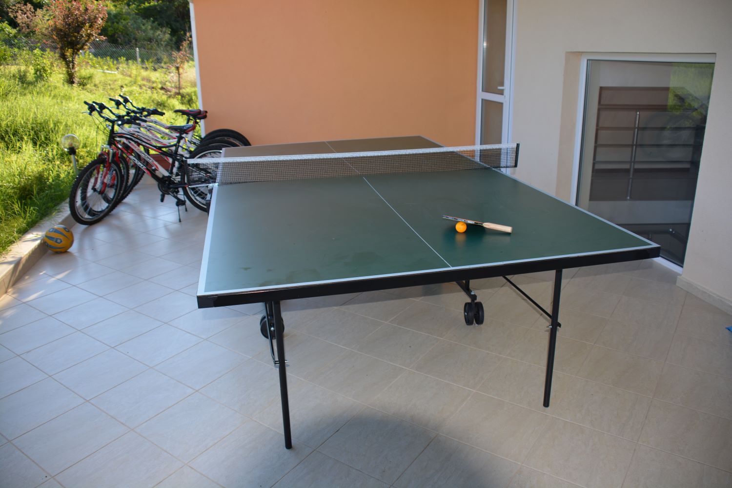 Villa Orange-Stoni tenis.jpg
