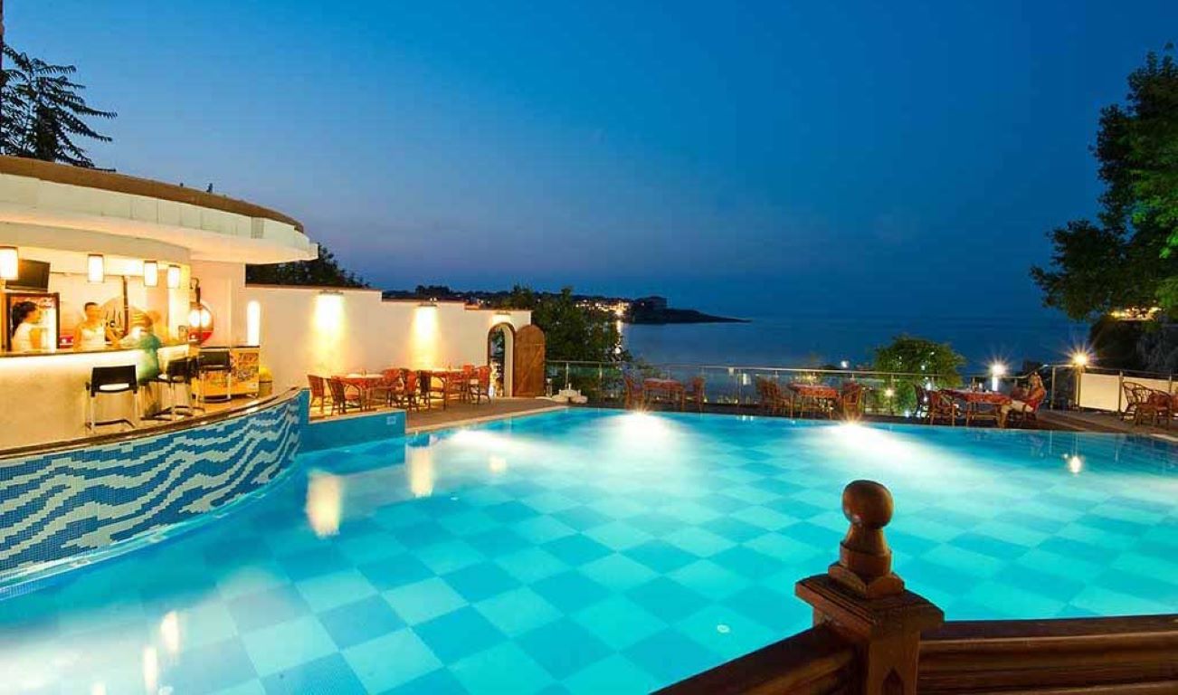 Villa List-Bazen nocu.jpg