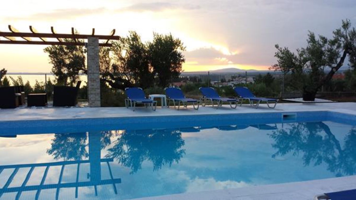 Villa Decauville Studios & Apartments Hotel-Bazen.jpg