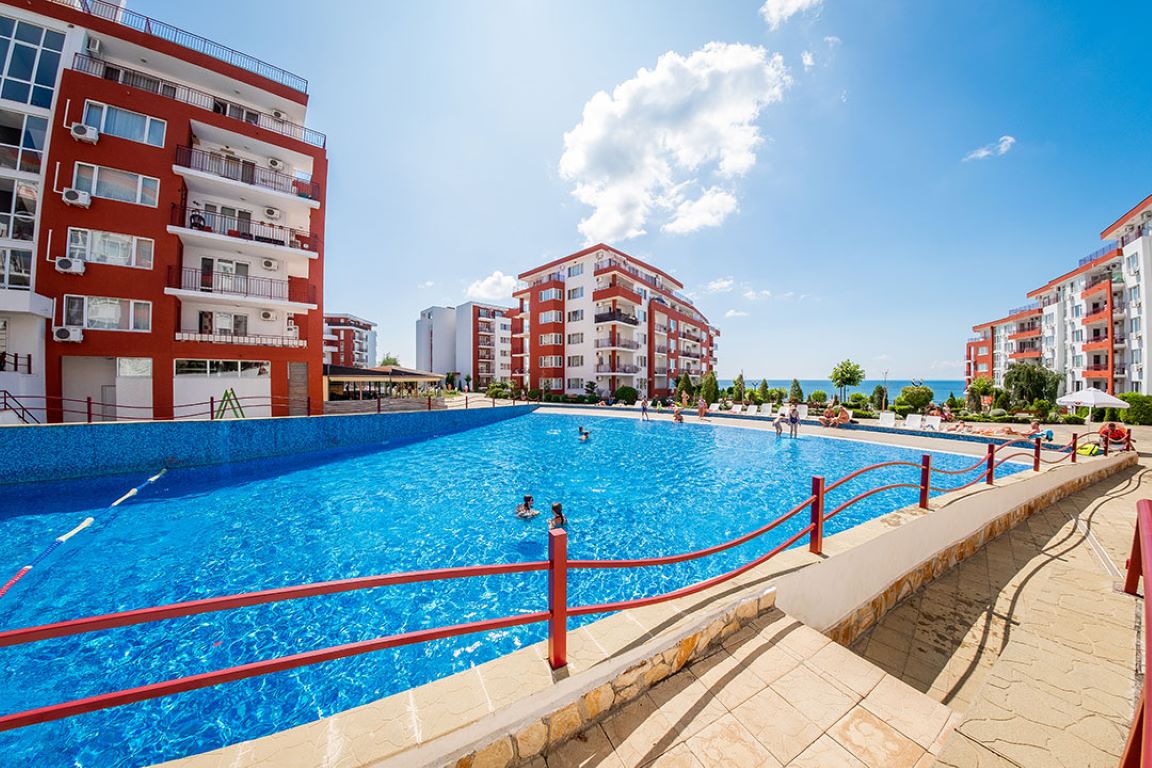 Hotel Crown Fort Club-Bazen sa talasima.jpg