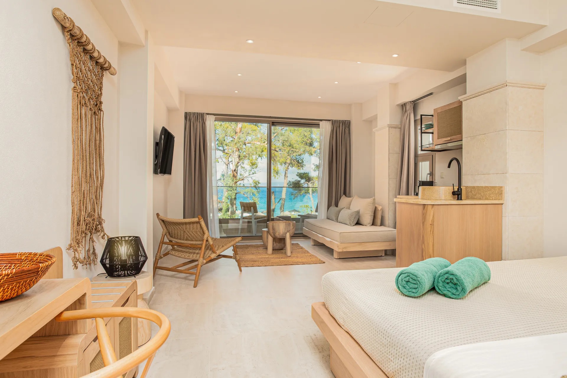 Hotel Mako Sea & Suites-Deluxe suite pogled more.jpg