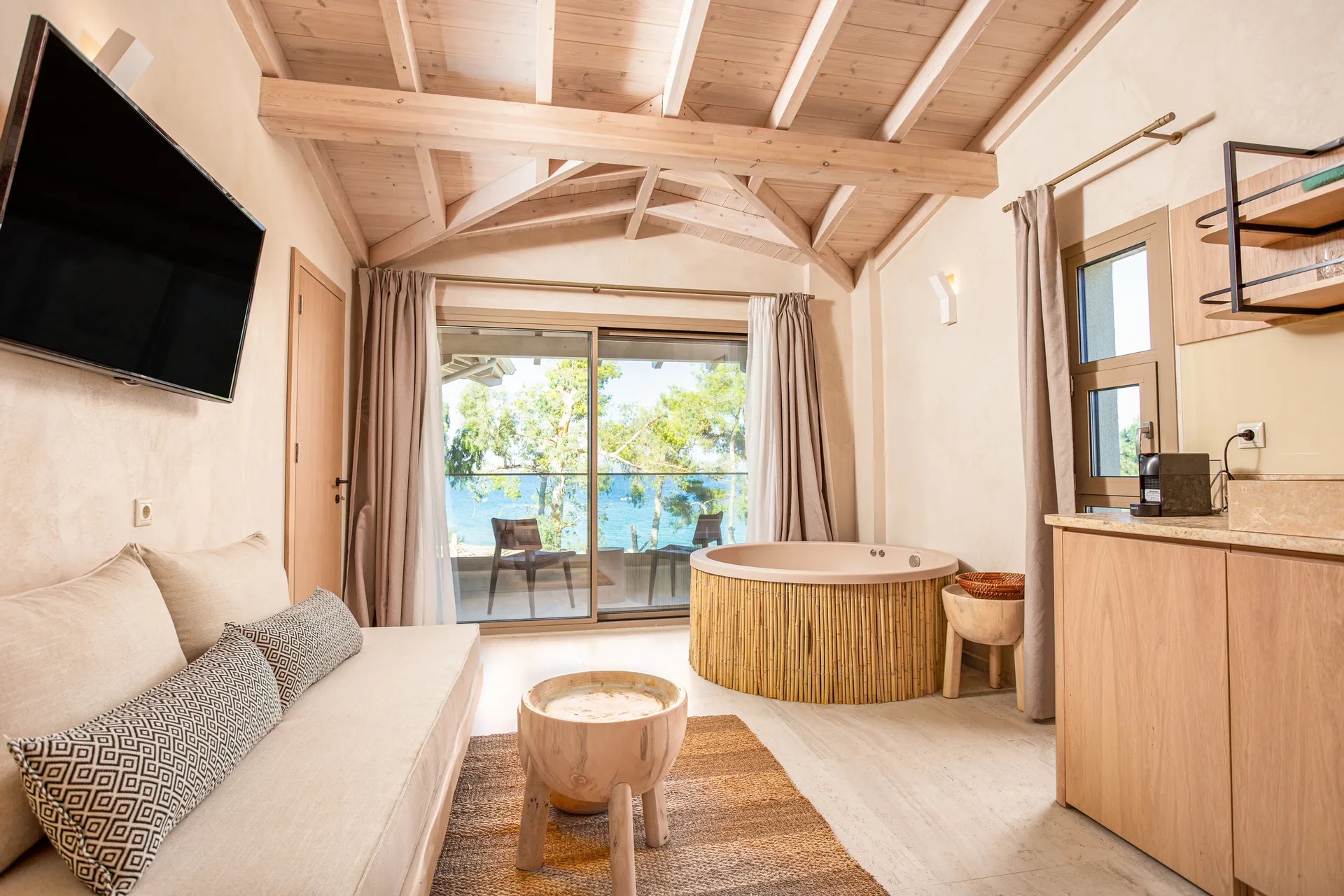 Mako Sea & Suites Hotel-Executive suite pogled more djakuzi.jpg