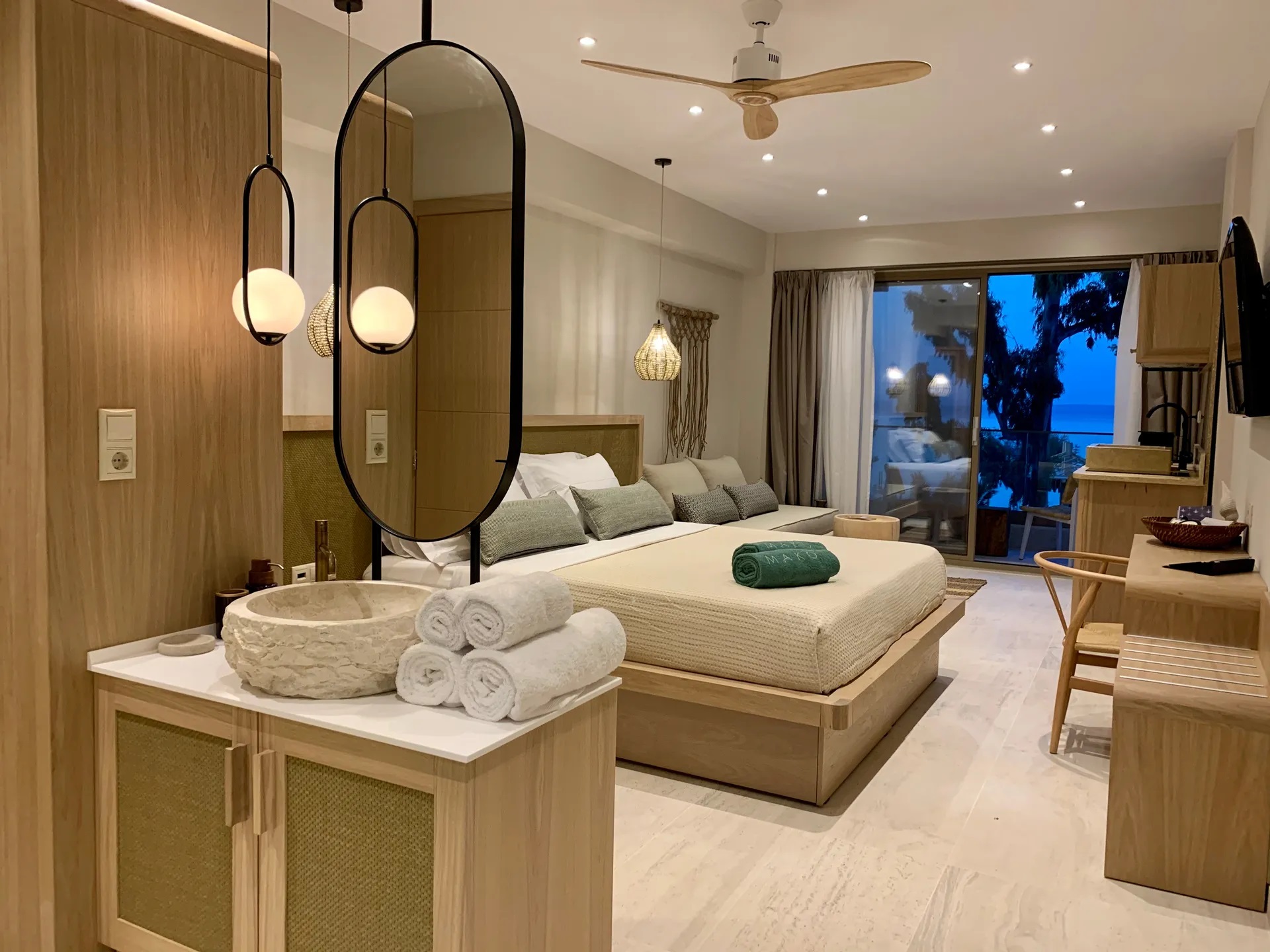Mako Sea & Suites-Junior suite pogled more.jpg