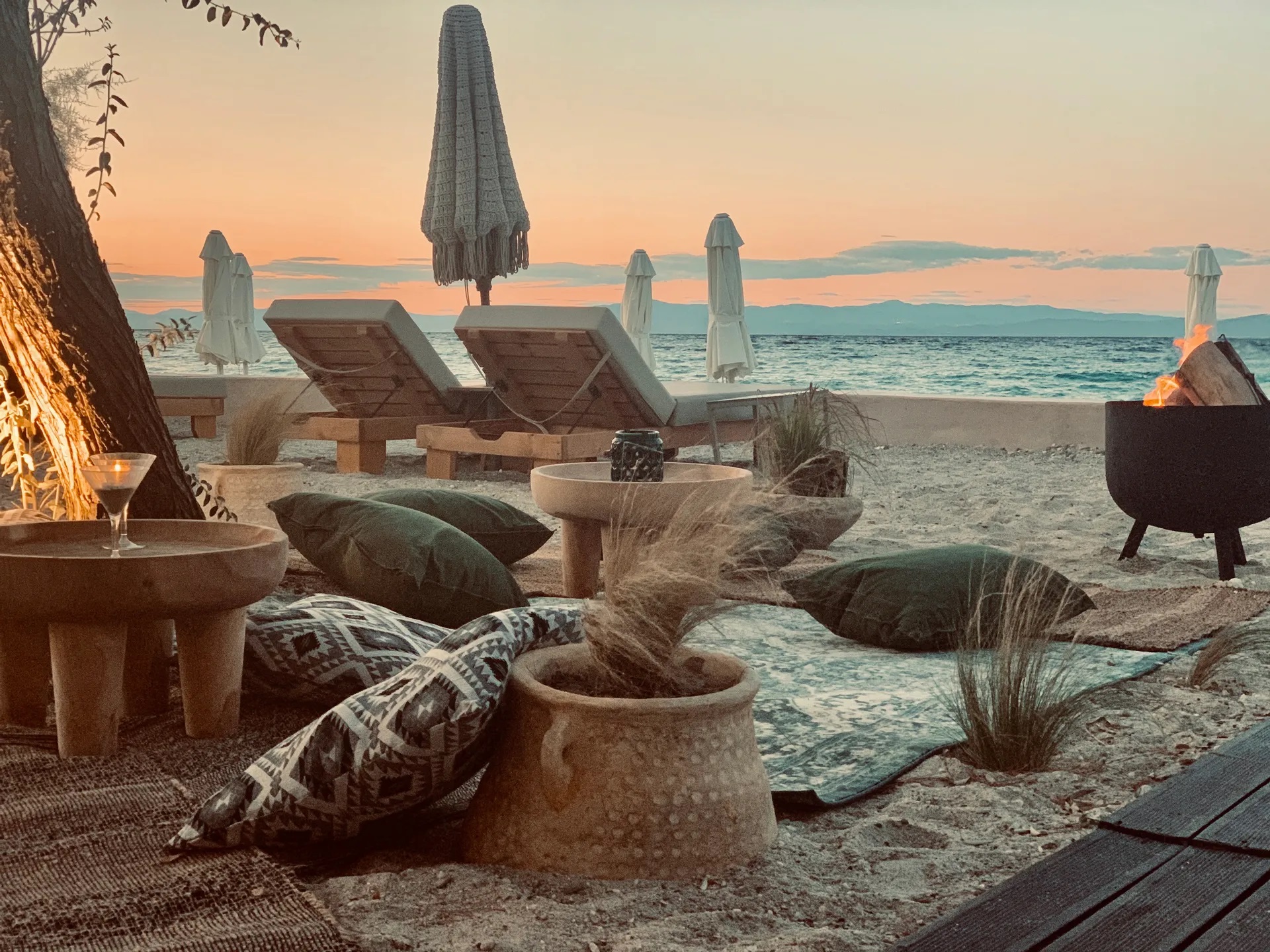 Mako Sea & Suites-Plaza.jpg