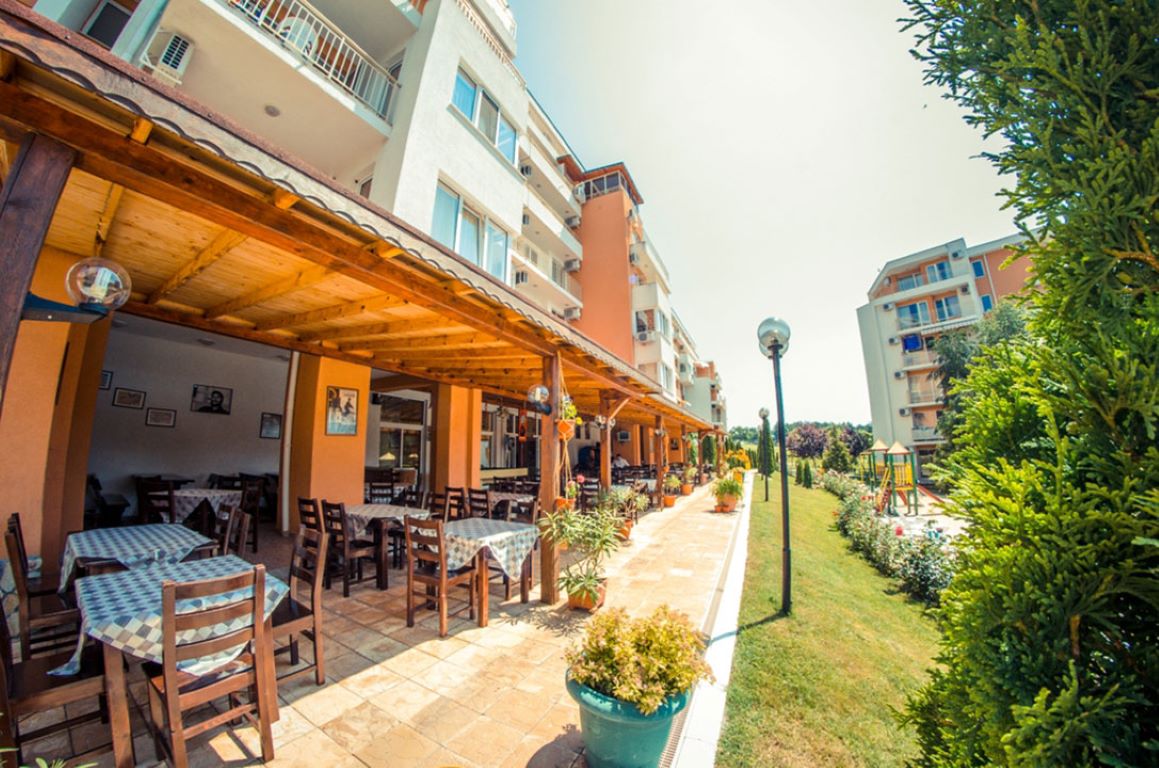 Panorama Fort Beach-Terasa restorana.jpg