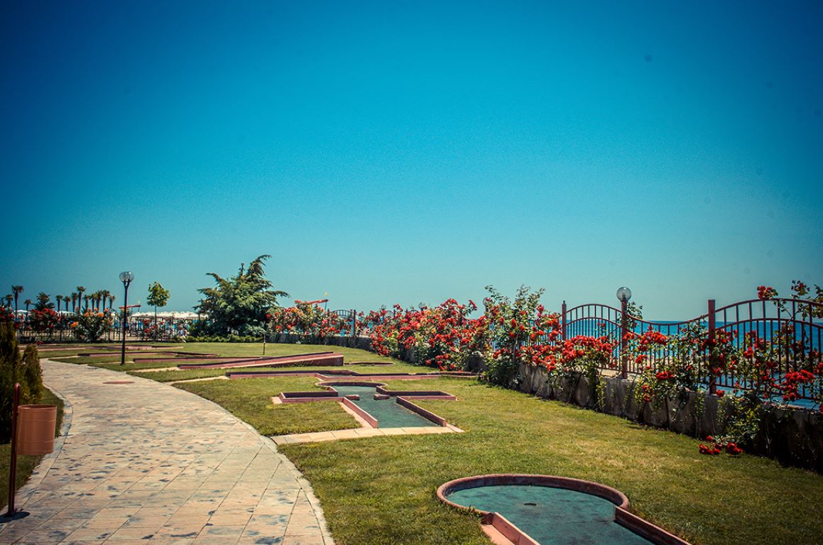 Privilege Fort Beach-Mini golf.jpg
