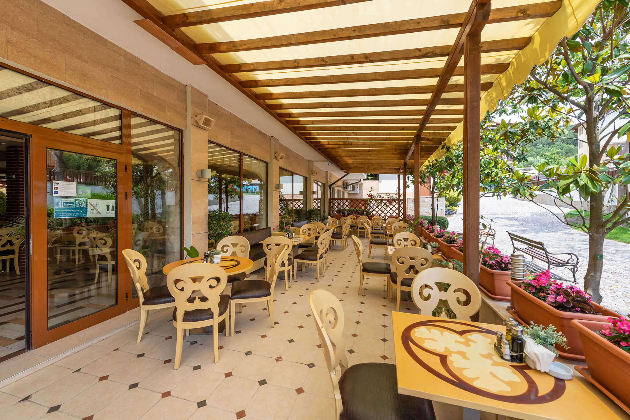Garden of Eden Hotel-Terasa restorana.jpg