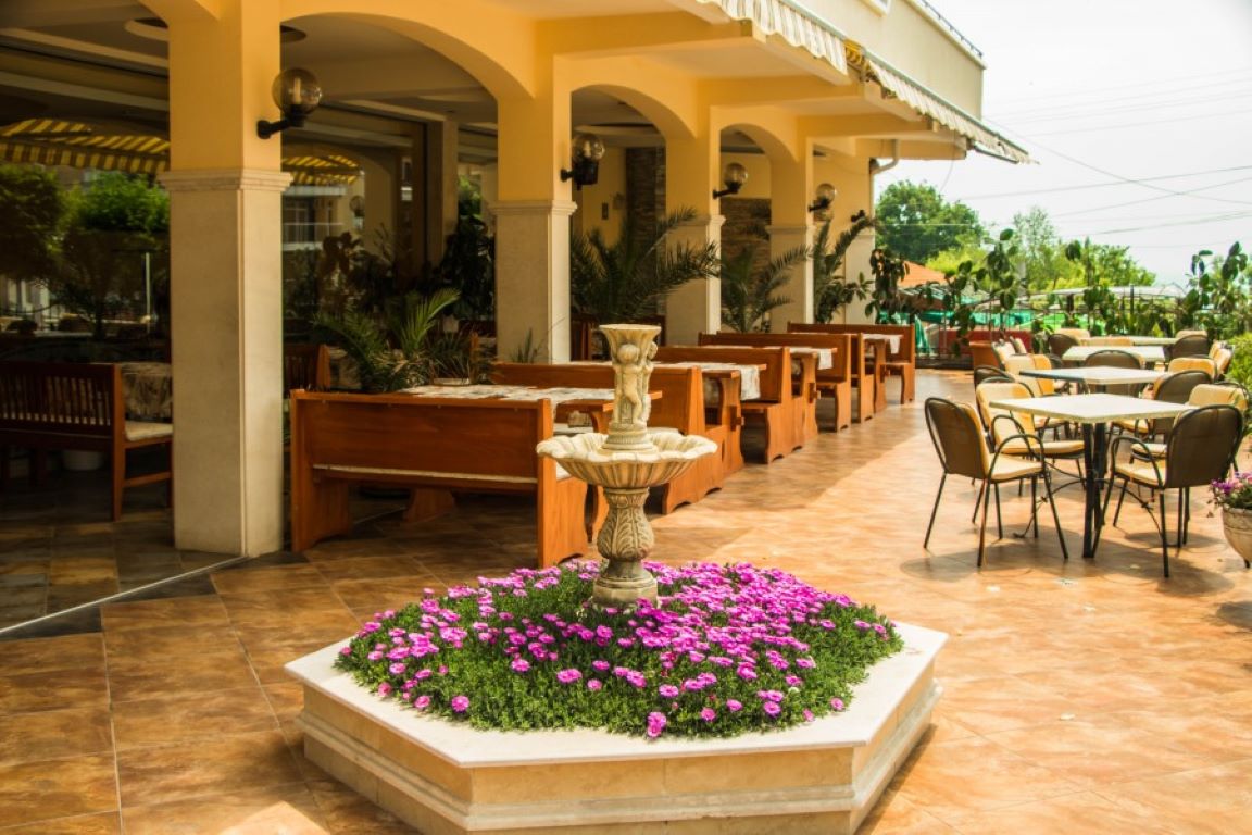 Energy Hotel-Terasa restorana.jpg