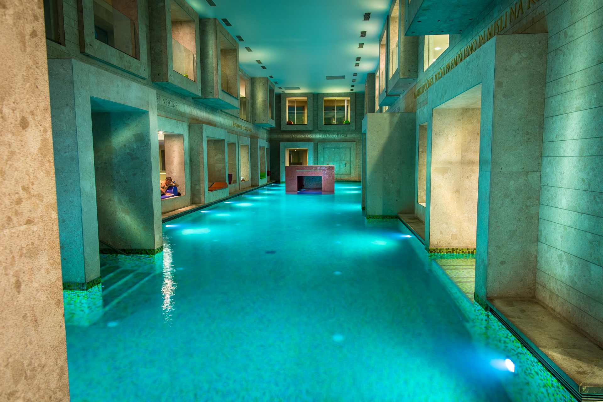 Hotel Zdraviliski Dvor-Unutrasnji bazen.jpg