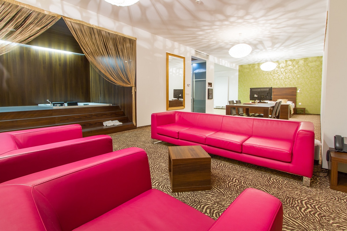 Hotel Rimski Dvor-Suite sa saunom i hidromasaznom kadom.jpg