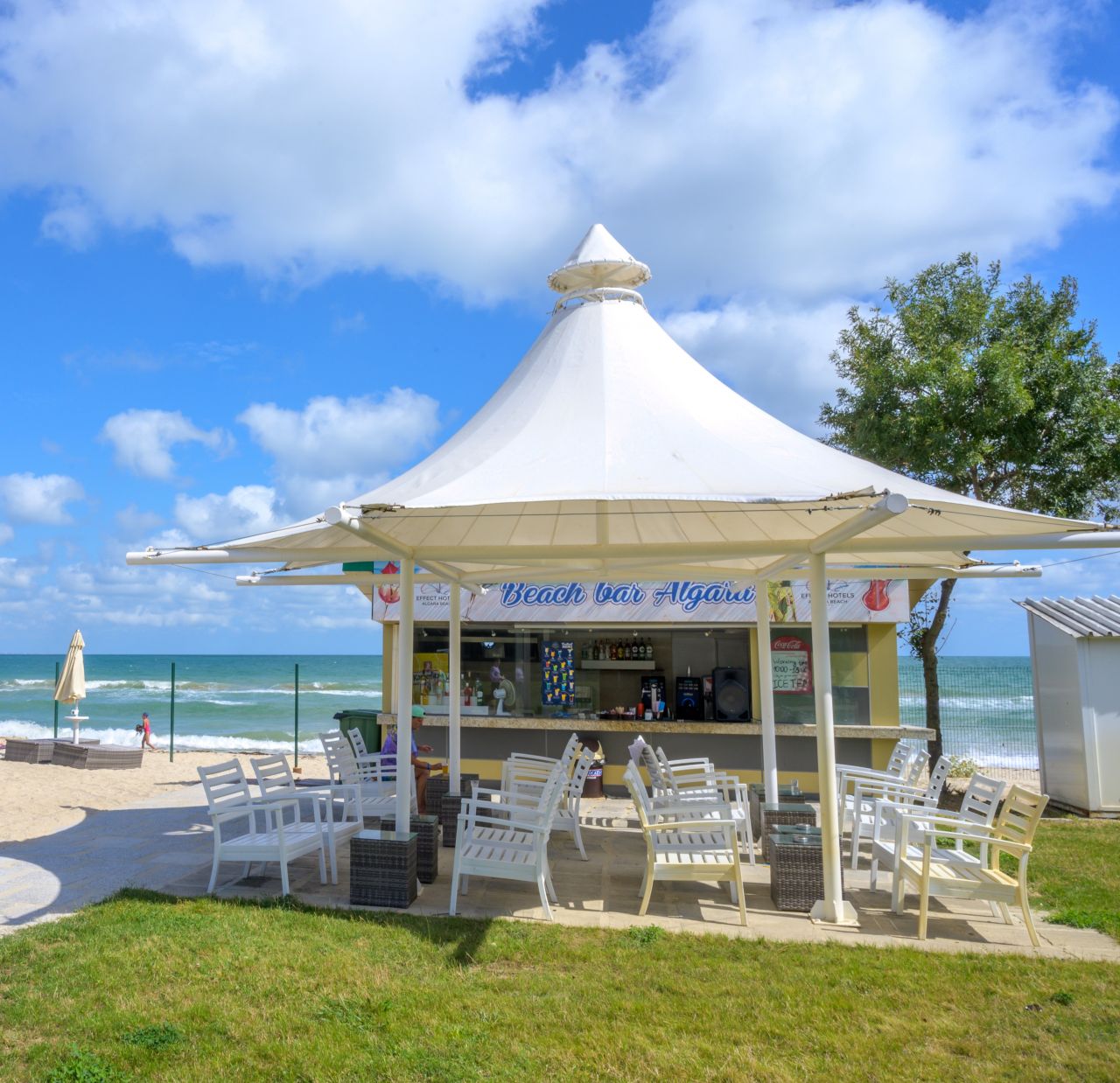 Hotel Effect Algara Beach Club-Bar na plazi.jpg