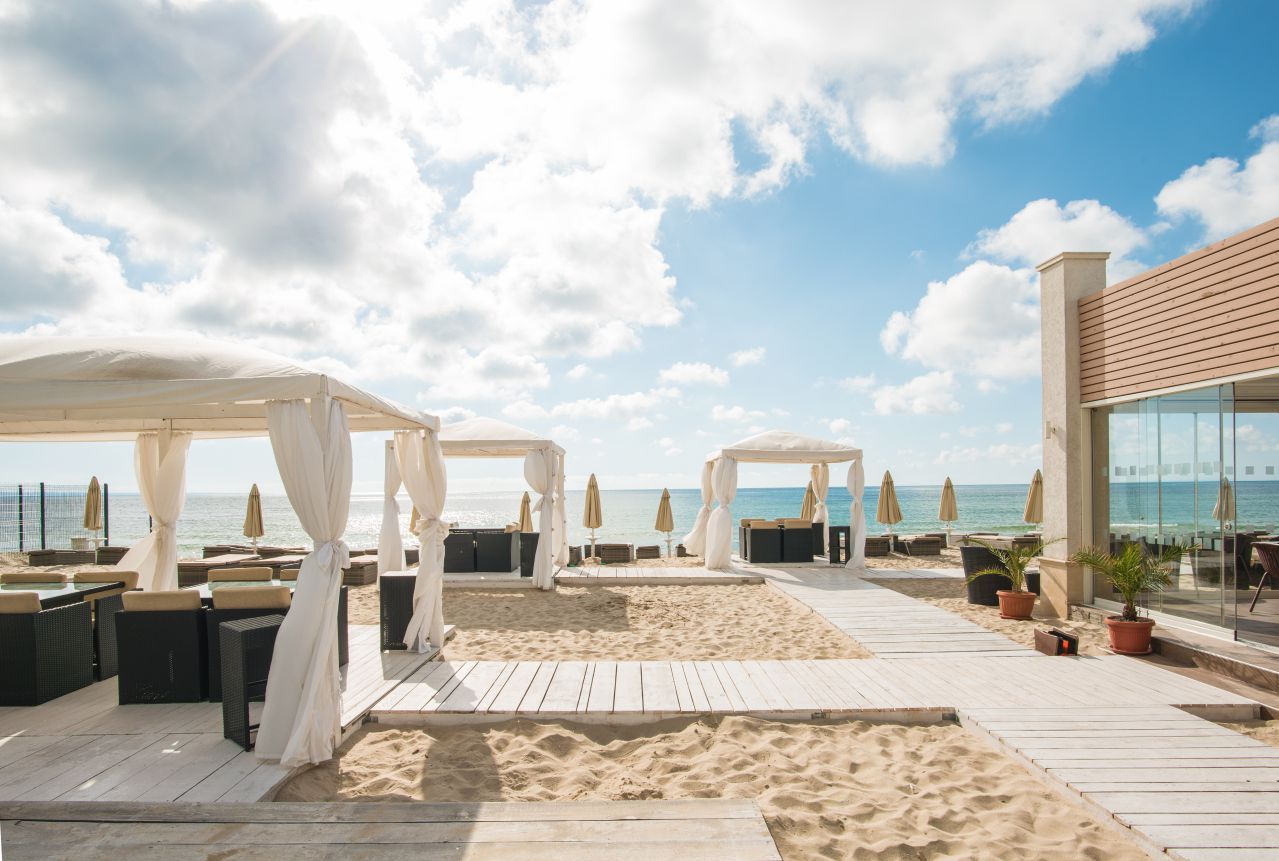 Hotel Effect Algara Beach Club-Restoran na plazi.jpg