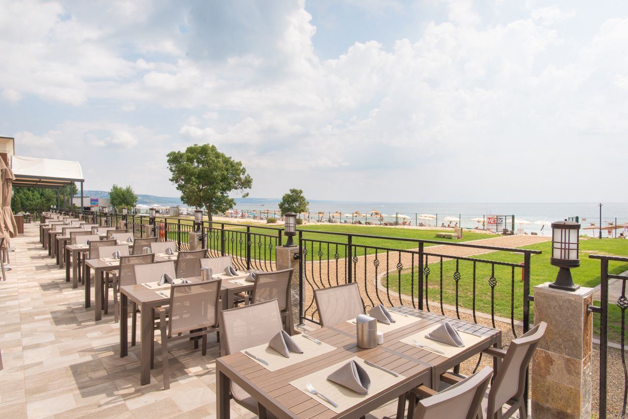 Hotel Effect Algara Beach Club-Terasa restorana.jpeg