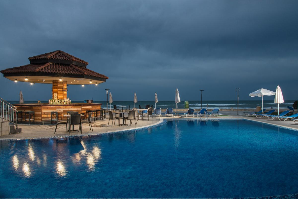 Obzor Beach Resort-Bazen nocu.jpeg