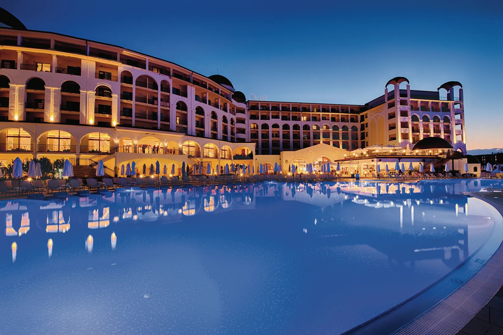 Hotel Alua Helios Bay-Bazen nocu.jpg