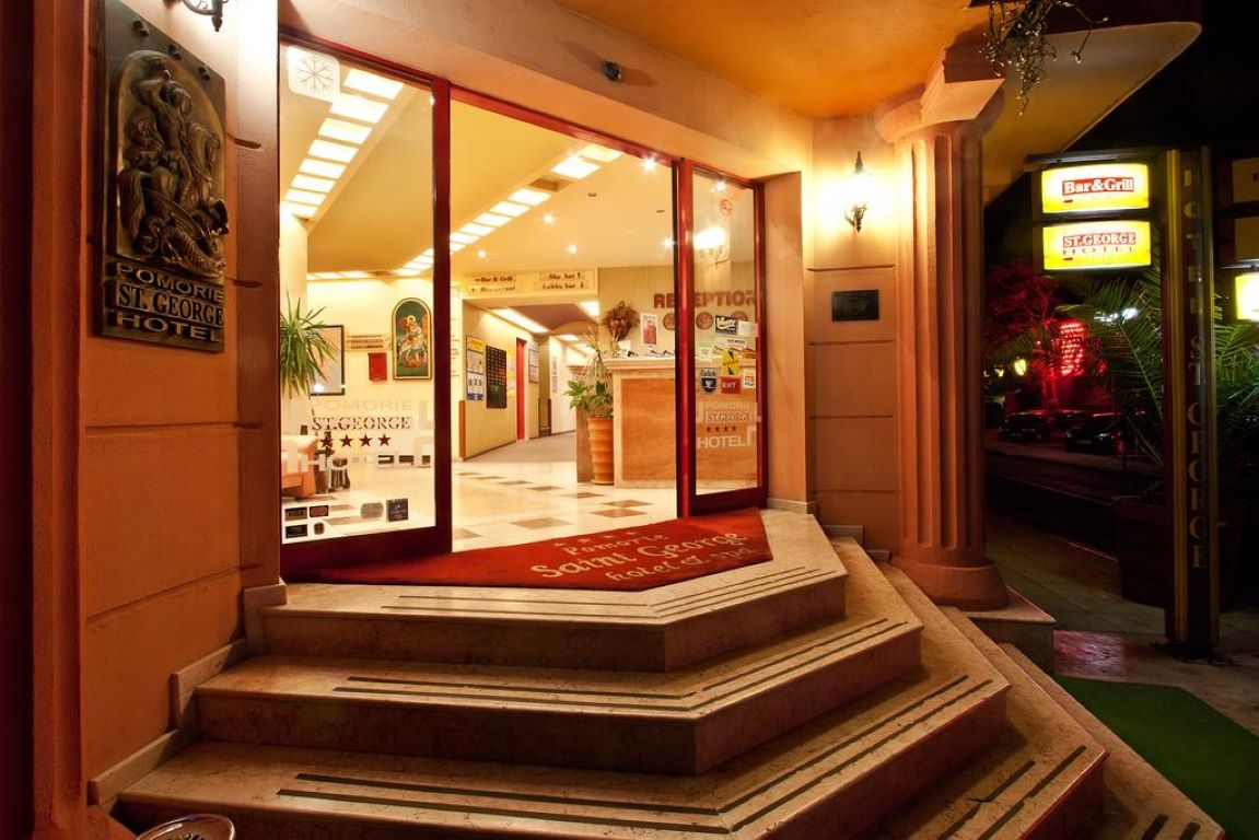 Saint George Pomorie Hotel-Ulaz u hotel.jpg