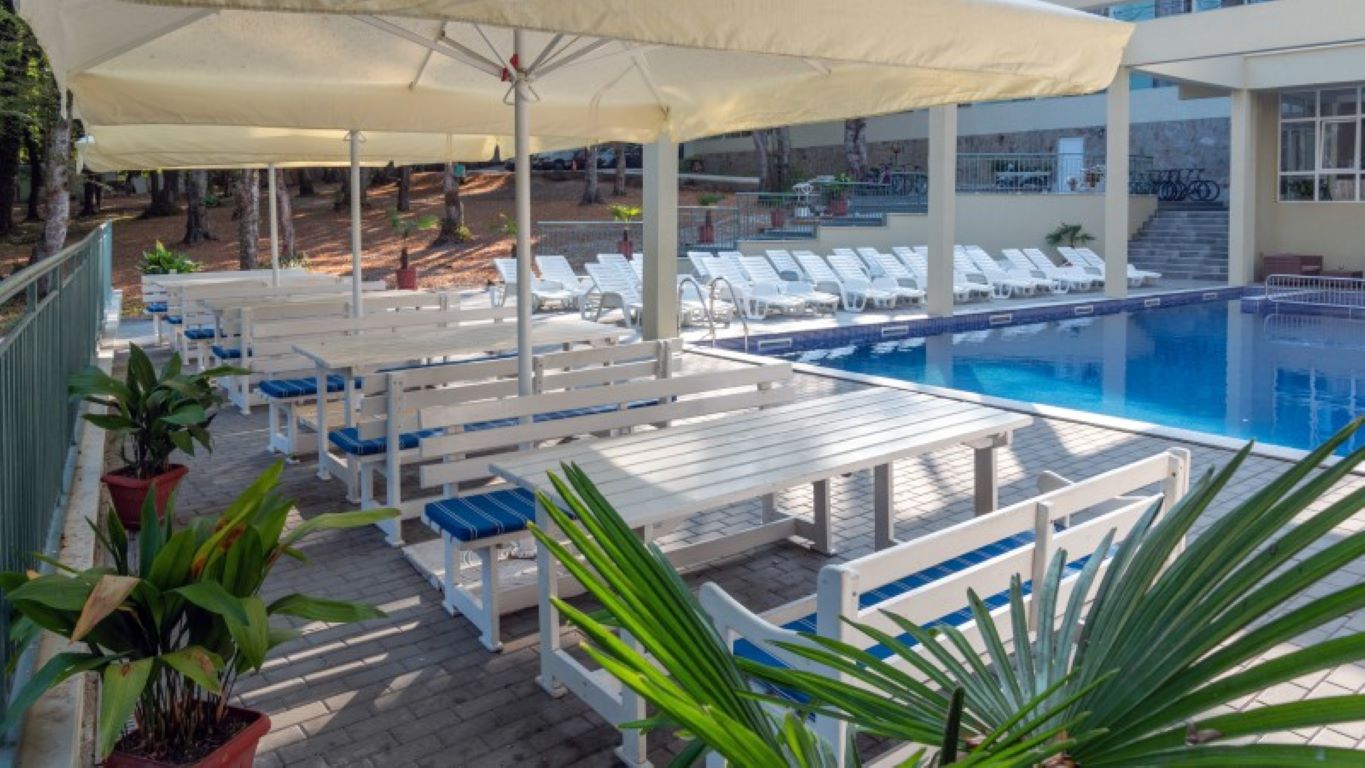 Ariana Hotel-Bar pored bazena.jpg