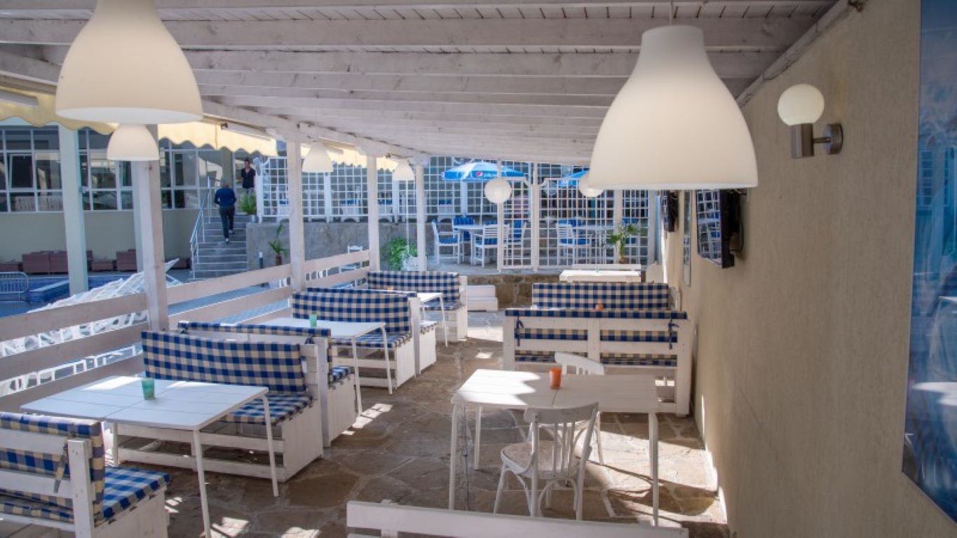 Hotel Ariana-Terasa restorana.jpg