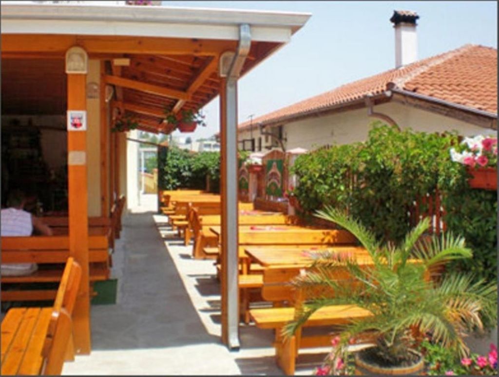 Niko Hotel-Terasa restorana.jpg