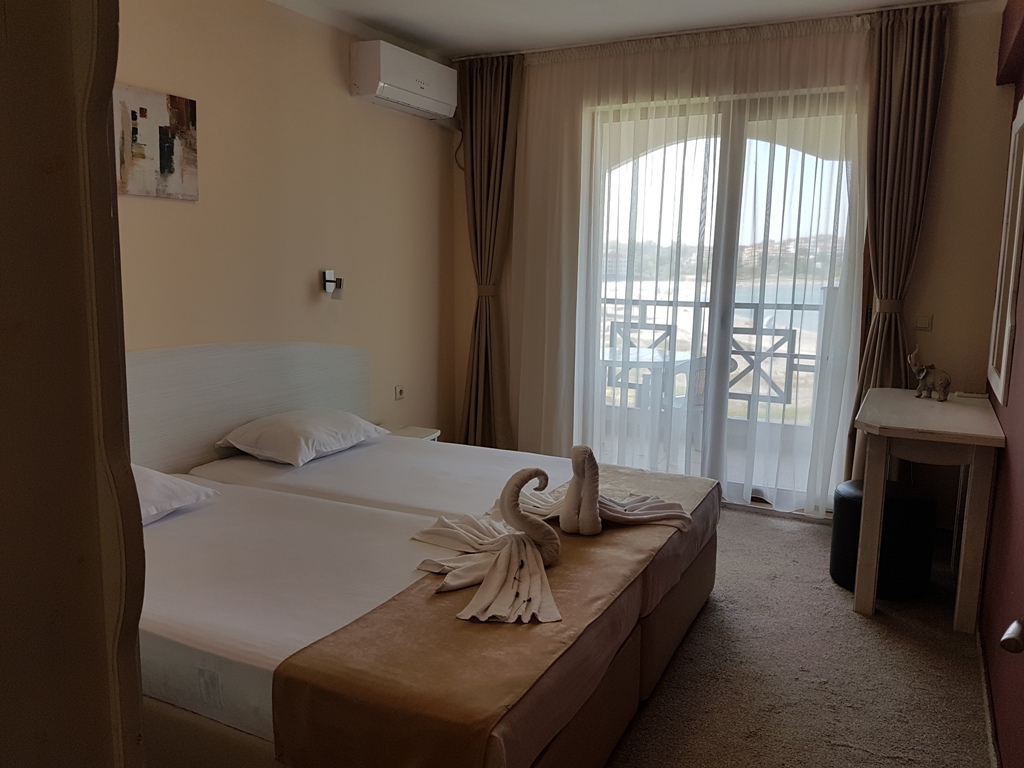 Hotel Toma's Residence-Standardna soba pogled more.jpg