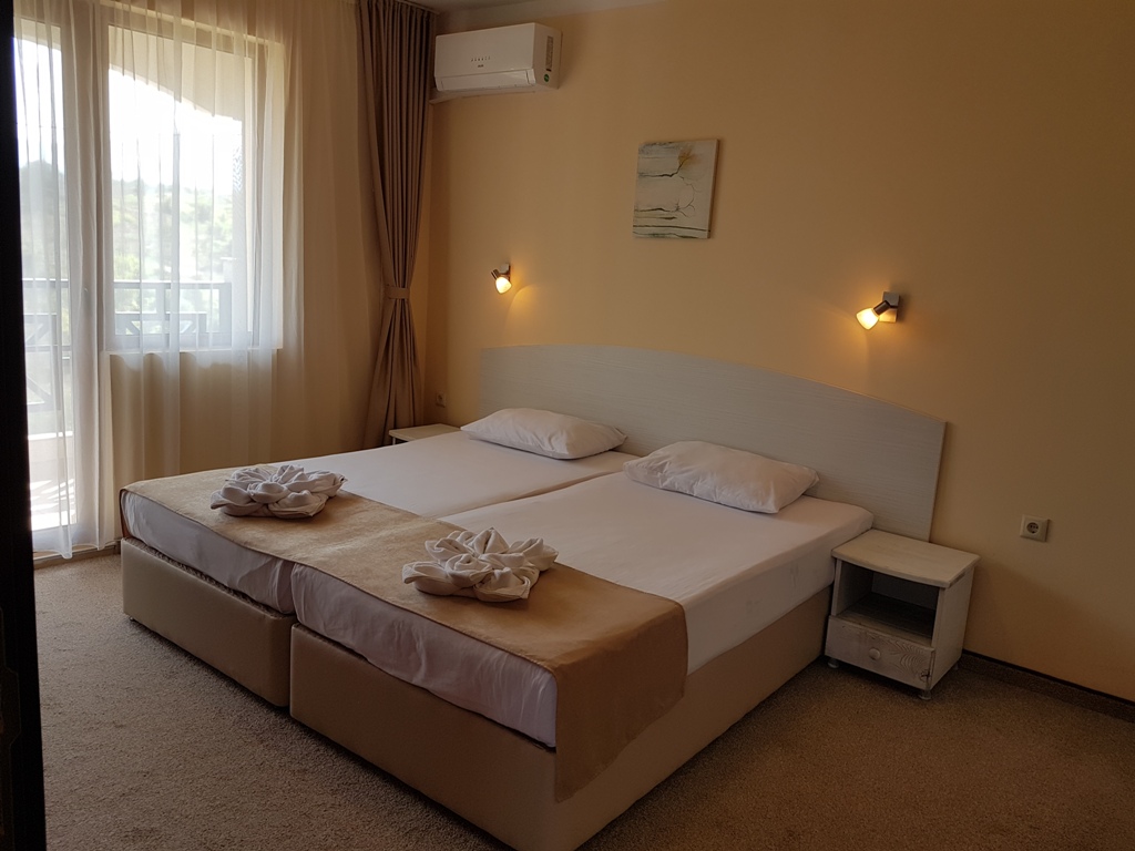 Toma's Residence Hotel-Standardna soba pogled  park.jpg